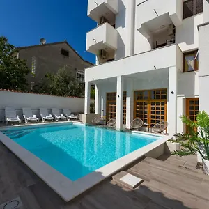 And Diana Appartement
